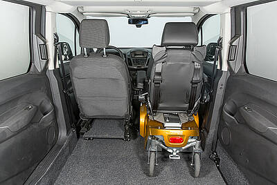 Paravan Behindertengerechter Fahrzeugumbau Ford Tourneo Connect mit Elektrorollstuhl als Beifahrersitz