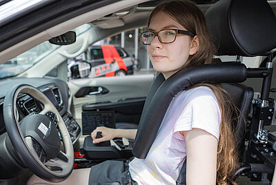 [Translate to English:] Jana at the wheel of her new Chrysler Pacifica.