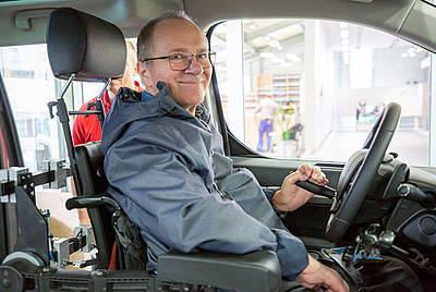 Sicherungssystem von Paravan Kopfstütze und Rückenstütze im Test mit Fahrer