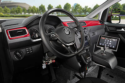 Behindertengerechter Fahrzeugumbau Paravan VW Caddy SF Cockpit mit Eingabegeräten