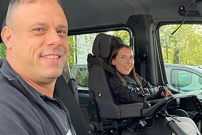 A visitor takes advantage of the offer for a free test drive in the Paravan driving school vehicle.