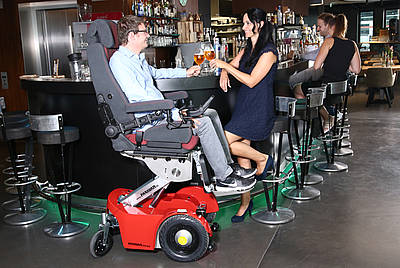 Paravan Rollstuhl mit Elektromotor PR 50 Liftfunktion