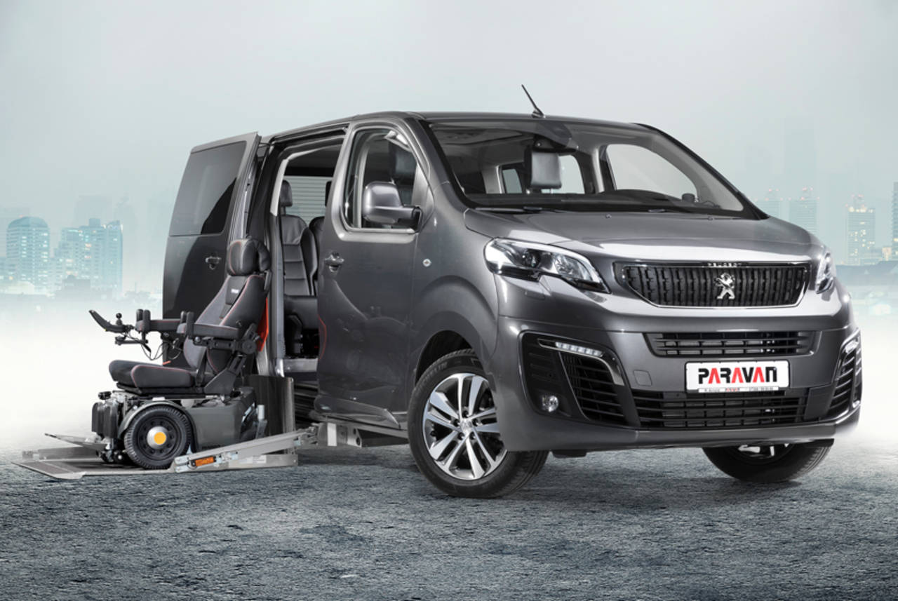Behindertengerechter Fahrzeugumbau Paravan Peugeot Traveller mit Bodentieferlegung und Kassettenlift