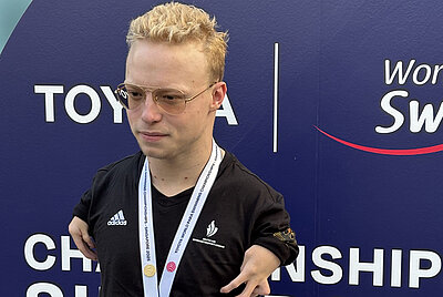 A young man tests the modified driver’s seat in the PARAVAN showroom – the first step into mobile freedom.