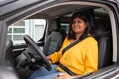 Kundin Anita schaut stolz aus Ihrem behindertengerechten Auto von Paravan