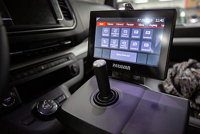 Ausrüstung des behindertengerechten Auto von Paravan Joystick und Touch Control
