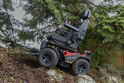 [Translate to English:] Unser Rollstuhlabteilungsleiter testet den neuen PR 4X Elektrorollstuhl auf dem Firmengelände