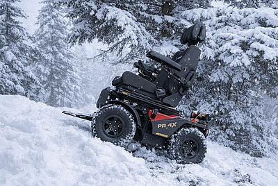 The Paravan PR4x wheelchair climbs a snow-covered hill