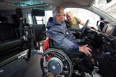 Paravan KRS Kopststütze Rückenstütze getestet von einem Rollstuhlfahrer