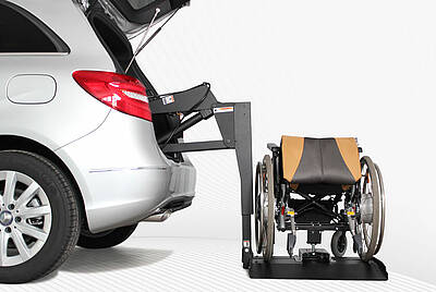 Rollstuhllift für das Auto, eingebaut im Kofferraum