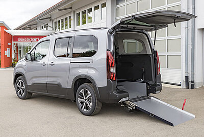 Peugeot Rifter with open trunk in side view with folded out ramp