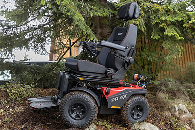 [Translate to English:] Der PR 4X Elektrorollstuhl auf einem Hochplateau in den Alpen