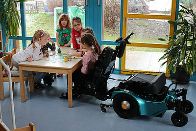 Children wheelchair with seat-to-floor function