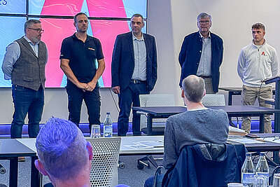 Opening of the Paravan Handicap Seminar: Four individuals stand at the front addressing and welcoming the participants.