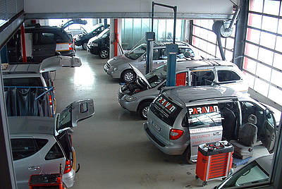 Werkstatt Halle mit Autos