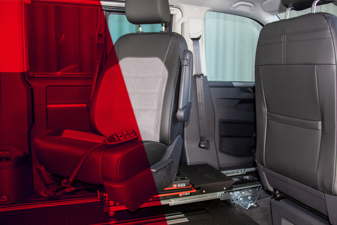The Paravan transfer console slides backwards into the vehicle and is turned to the right